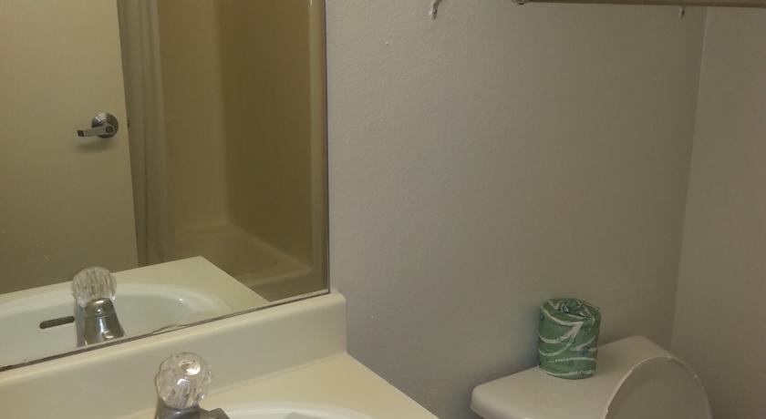 Intown Suites Extended Stay Houston Tx - Westchase Room photo